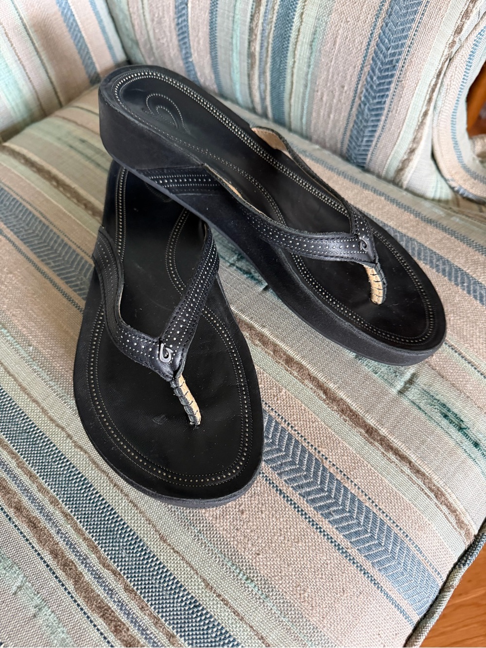 Olukai Ola Black Women's Wedge Thong Sandals - Classic Comfort - Picture 1 of 4